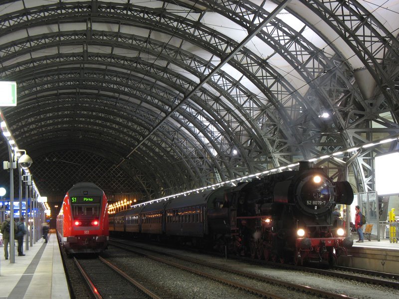 Auf der Rckfahrt aus Tschechien ist 52 8079 mit ihrem Sonderzug in der Nordhalle Dresden Hbf. Gleis 17 angekommen. Auf Gleis 18 steht abfahrbereit die S1 nach Pirna; 15.09.2007
