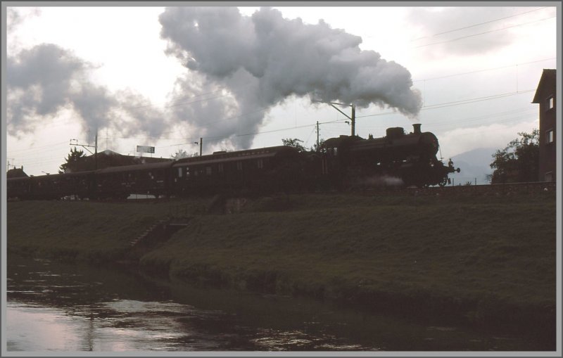 Auf der Rckfahrt von Buchs SG nhert sich C 5/6 2676 entlang des Binnenkanals dem Bahnhof AU SG. (Archiv 09/77)