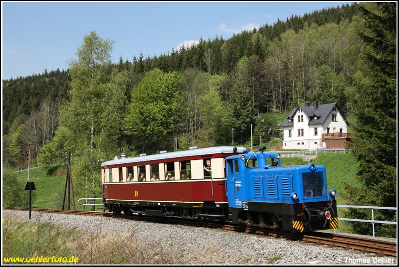 Auf der Rckfahrt nach Steinbach wurde am Pfingstmontag die V10C der Prenitztalbahn in Schmalzgrube an den VT 137 322 gekuppelt. Hier ist der illustre aber seltene Zug zwischen Schmalzgrube und Forellenhof unterwegs. 