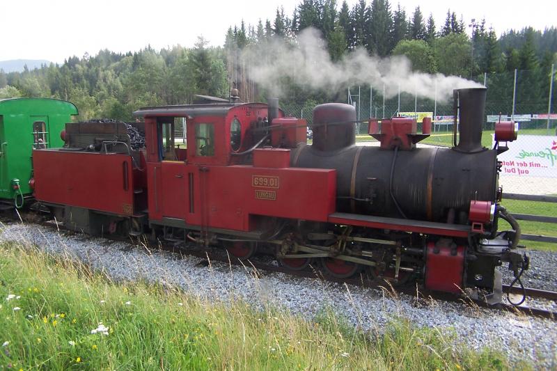 Auf der Rckfahrt von St.Andr nach Mauterndorf. Es kam diese Maschine zum Einsatz und als Heizer war ein Sachse ttig. Eine wunderschne Schmalspurbahn in idyllischer Landschaft. Sommer 2005 in Krnten.