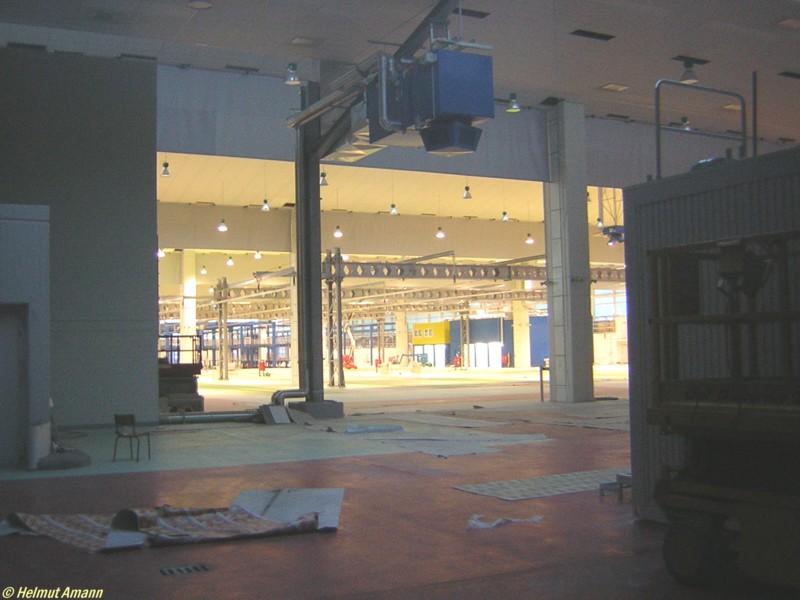 Auf der R�ckseite des an die neue S-Bahn-Werkstatt im alten Postbahnhof in Frankfurt am Main angrenzenden Geb�udes befindet sich eine Anlieferungsstra�e, die zum einzigen Tor der Halle auf der Ostseite f�hrt. Durch ein Fenster im Rolltor bot sich am 29.01.2006 diese Ansicht der Halle.
 