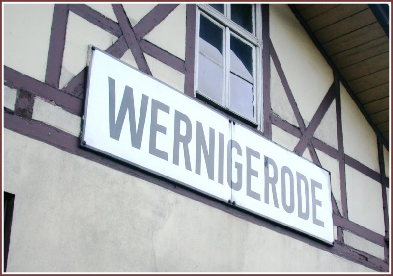 Auf der R�ckseite eines Nebengeb�udes der HSB habe ich dieses Stationsschild entdeckt. (13.12.2006)