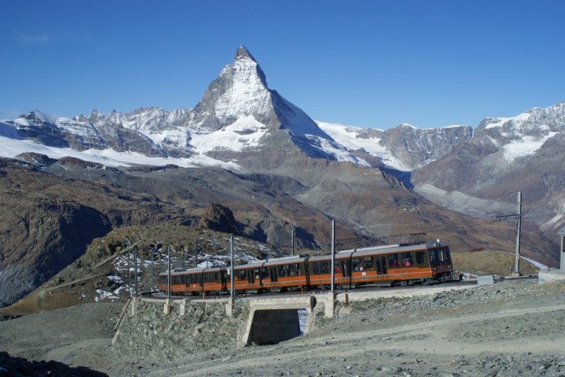 Auf der S-Kurve unterhalb der Bergstation Gornergrat sind am 19.10.2008 kurz nach 10 Uhr zwei Bhe 4/8 talwrts unterwegs. Im Hintergrund thront das Matterhorn ber dem Tal.