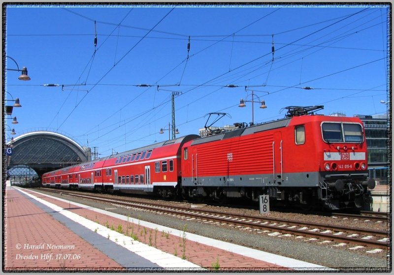 Auf der S1 von Meien-Triebischtal nach Schna unterwegs ist 143 015 am 17.07.06. Hier fhrt sie gerade am Dresdner Hbf aus.