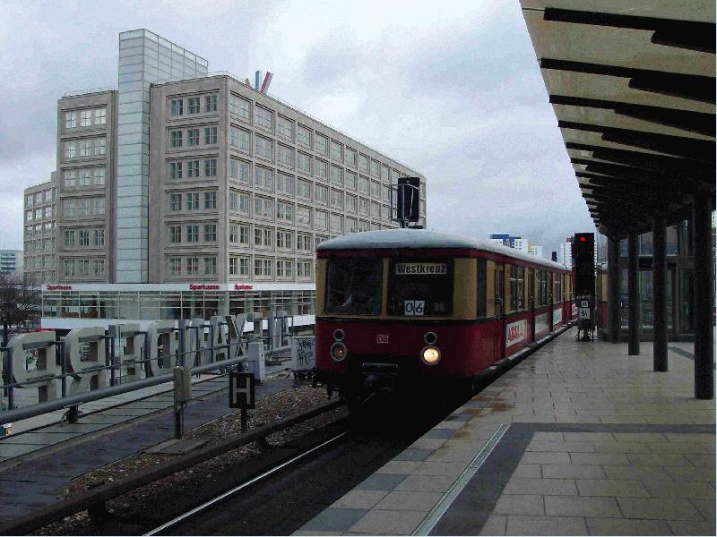 Auf der S9 sind im Frhjahr 2002 noch hufig die Altbauzge der BR 477 anzutreffen. Hier erreicht der Umlauf 6 den Bahnhof Alexanderplatz.