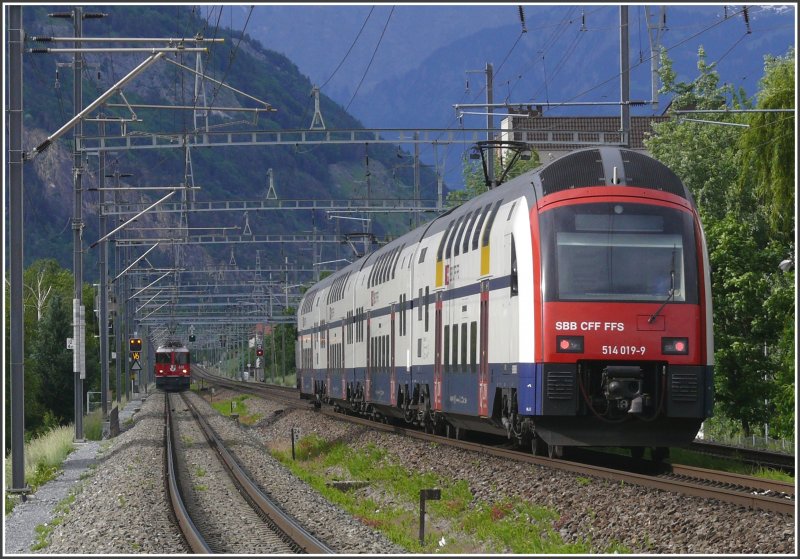 Auf der SBB verkehrt ein neuer DS Triebzug 514 019-9 zwischen Chur und St.Margrethen und begegnet bei Chur Wiesental der Ge 4/4 II 631  Untervaz . (24.05.2008)