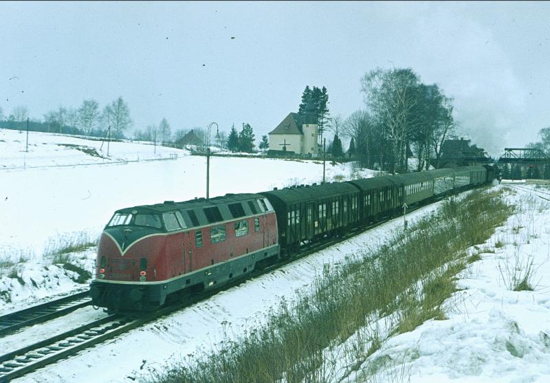 Auf der Schiefen Ebene muten bei schadhaft werdenden Triebfahrzeugen oftmals gerade vorhandene Lokomotiven einspringen wie hier die schiebende V 200 im Winter 69