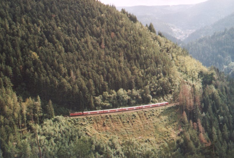 Auf der Schwarzwaldbahn: im Kreis herum um den Seelenwald bei Gremmelsbach. Hier sind bereits 650 H�henmeter erreicht. Im Hintergrund rechts oben ist noch die Stadt Triberg zu erkennen. 
(Sommer 2006) 
