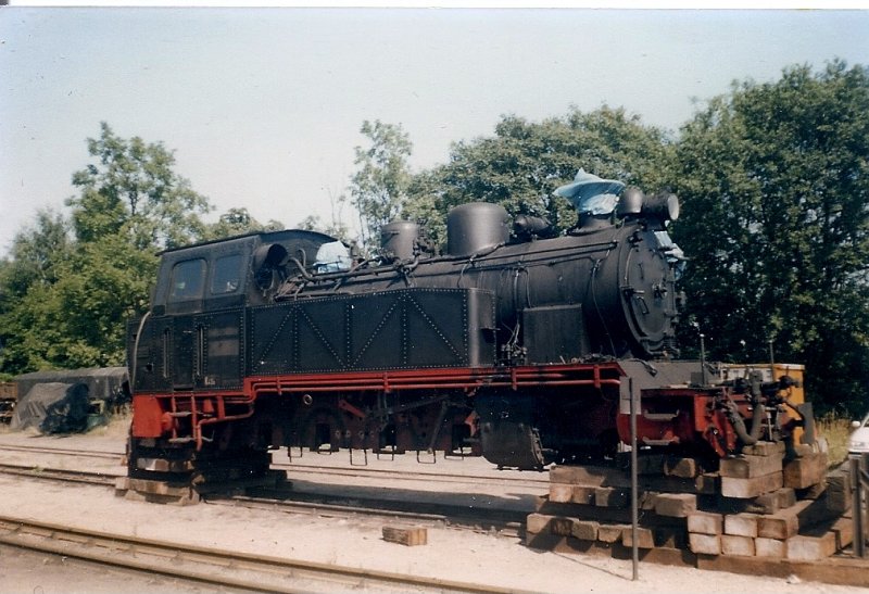 Auf Schwellen aufgebockt in der ffentlichen frei zugnglichen Einsatzstelle Putbus war im August 1997: 99 4801.