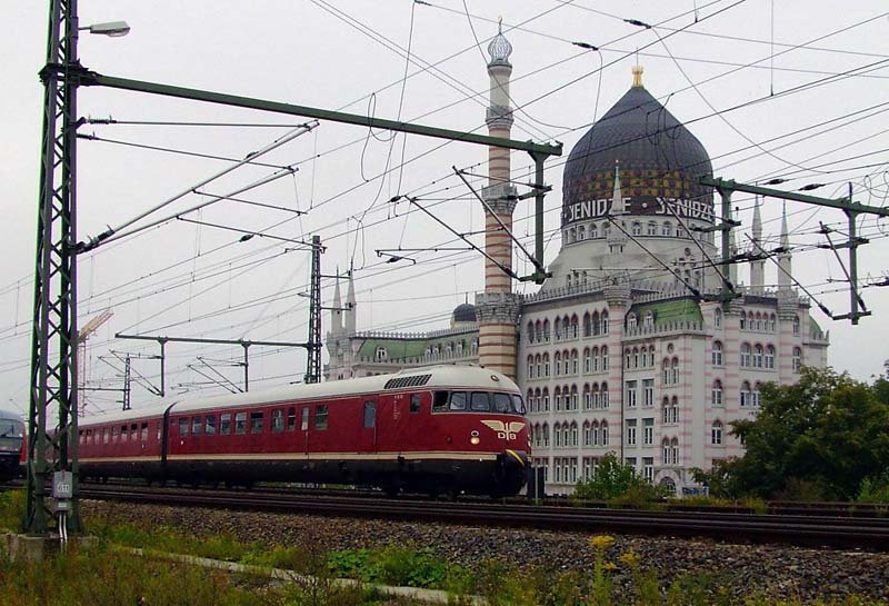 Auf seiner Deutschlandtour im August 2007 kam der VT 08 am 10.8.2007 auch nach Dresden,
hier vor der ehem. Tabakfabrik Yenidze.