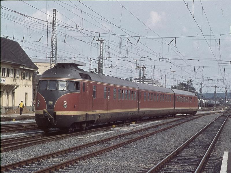Auf seiner Fahrt nach Braunschweig passiert der VT 12 das alte Stellwerk im Hamelner Bahnhof.
