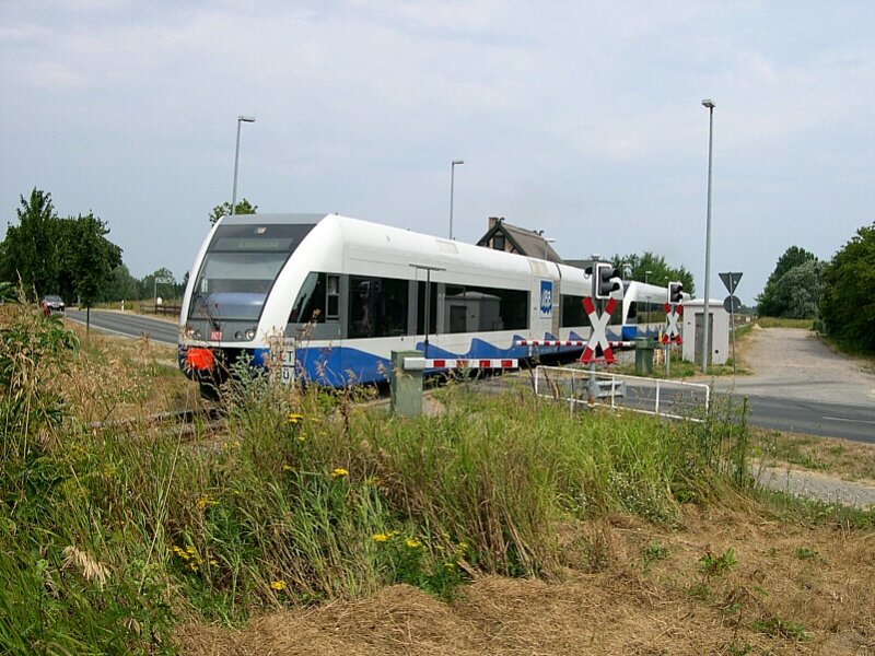 Auf seiner Fahrt nach Stralsund verlsst am 23.07.2006 UBB 646 123-0 und ein weiterer Triebwagen den Haltpunkt Bannemin Mlschow. Gleich nach dem Haltepunkt kreuzt die Strecke die Hauptstrae die von Krummin nach Mlschow fhrt. Die Ortsteile Bannemin und Mlschow  liegen ca. 2 bis 3 km von der Bahnstation entfernt.