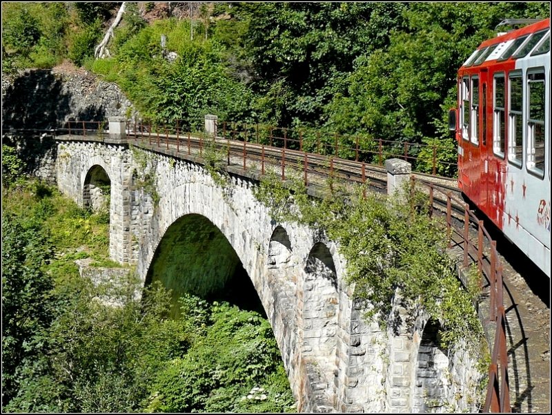 Auf seiner Reise von Martigny (CH) nach Vallorcine (F) befhrt der MC/SNCF Triebzug BDeh 4/8 (Z821) eine der unzhligen Brcken. 03.08.08 (Hans) 