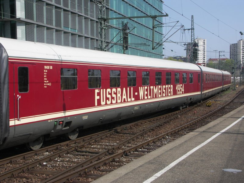 Auf seiner Rundreise zur Weltmeisterschaft 2006 durch Deutschland, kam der Weltmeisterzug (1954) auch nach Stuttgart. Aufgenommen am 23.04.2006 im Stuttgarter Hauptbahnhof.