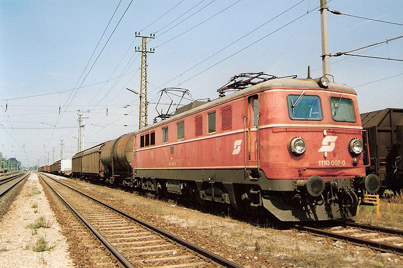 Auf der Seite steht die 1110 007 mit ihrem 53135 auf der Fahrt von Salzburg nach Wien hier am 12. August 1998 im, mittlerwile umgebauten, Bahnhof Asten-St.Florian.