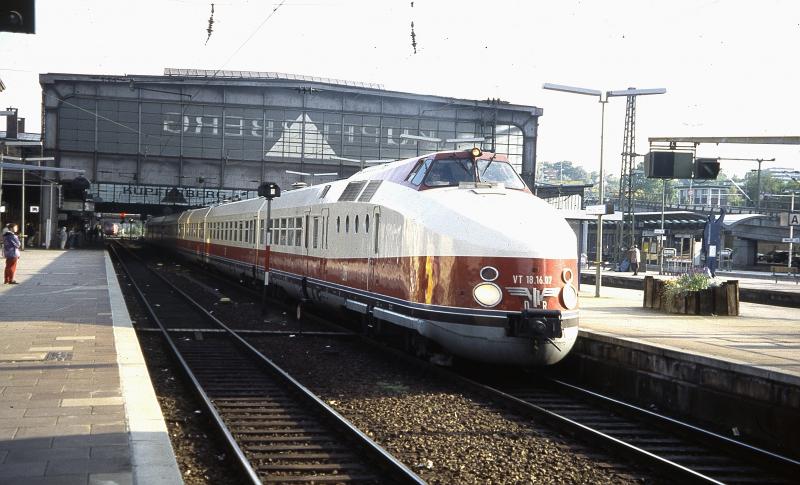 Auf Sonderfahrt passiert VT 18 der ehemaligen DR den Hauptbahnhof Mainz mit seiner alten Halle