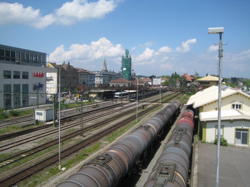 Auf den sonst ungenutzten Abstellgleisen stehen am 23. Mai 2008 Kesselwagen abgestellt, im Schweizer Bahnhof sieht man eine RB.