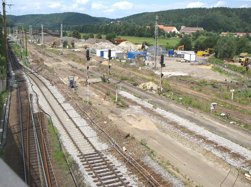 Auf der stark frequentierten Elbtallinie sind die umfangreichen Bauarbeiten in Bad Schandau so organisiert, dass z.Zt. fr S-Bahn und internationalen EuroCity- und Gter-Verkehr von/nach Tschechien teilweise nur ein Gleis zur Verfgung steht; 27.07.2007
