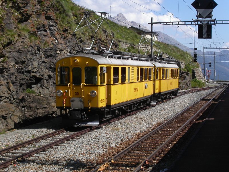 Auf Station Alp Grm am 29. Juli 2009 begegneten uns die Historischen Triebwagen ABe 4/4 30 und ABe 4/4 34 der Berninabahn. 