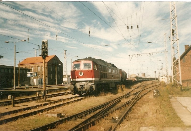 Auf der Stettiner Seite in Pasewalk wartet 232 131 im September 1997 mit einem Gterzug nach Szczecin Gumience auf Ausfahrt.