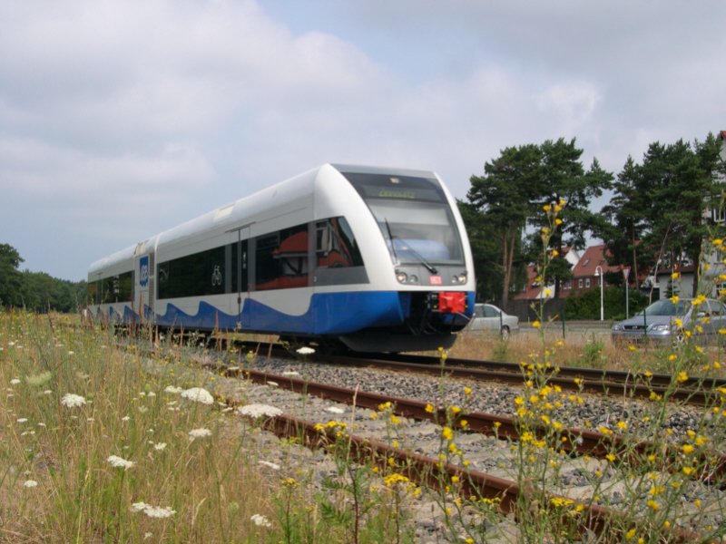 Auf der Stichstrecke von Zinnowitz nach Peenemnde ist am 22.07.2006 UBB 646 129 bei Karlshagen unterwegs nach Zinnowitz.