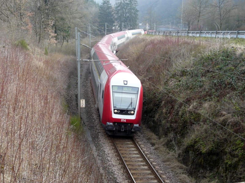 Auf der Strecke von Kautenbach in Richtung Wiltz wird der Steuerwagen mit Zug durch felsige Schluchten geschoben 24.02.08