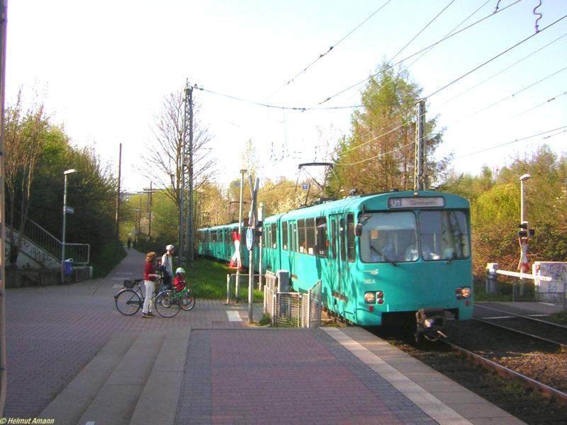 Auf der Strecke der Linie U1 befindet sich in Fahrtrichtung Ginnheim ein Bahnbergang mit Halbschranken fr Fugnger und Fahrradfahrer direkt vor der Station Heddernheimer Landstrae. Am 22.04.2006 mute hier ein Elternpaar mit Kind vor dem Queren der Gleise erst den 3. Zug nach Ginnheim mit den U2h-Triebwagen 343, 345 und 349 passieren lassen.