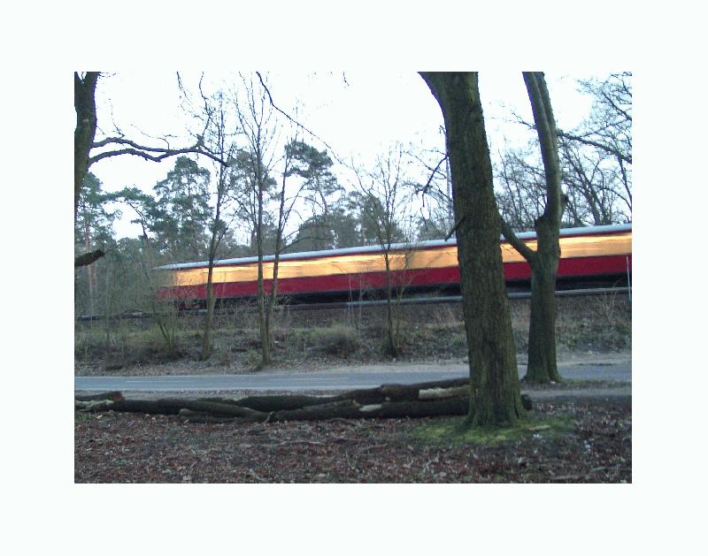 Auf der Strecke nach Erkner sind im allgemeinen noch Zge der BR 477 im Einsatz. Hier hat ein Zug den Bahnhof Rahnsdorf verlassen und fhrt durch das Waldgebiet seiner Endhaltestelle entgegen. Die Aufnahme entstand am 27.03.2002. 