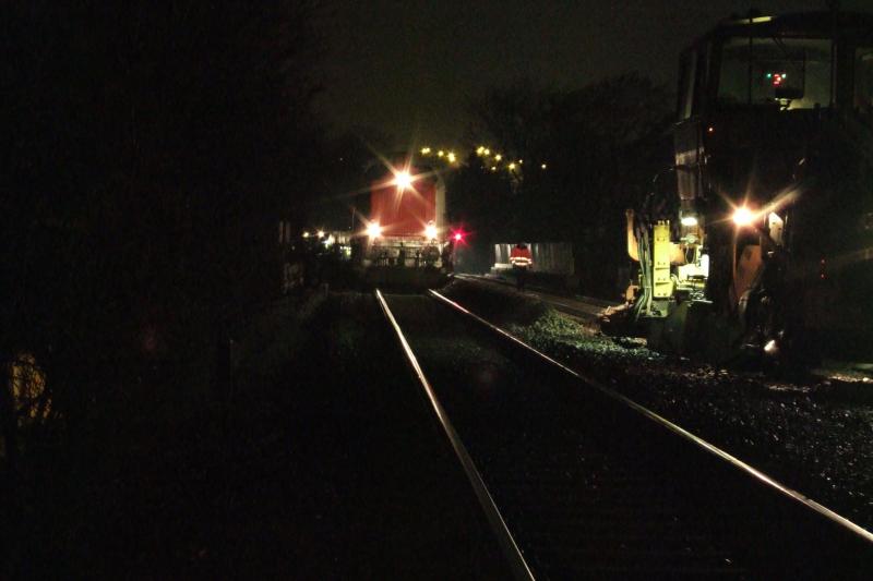Auf der Strecke Solingen Ohligs - Remscheid - Wuppertal KBS 458 wurde das Gleis am 29.04.06 zwischen Remscheid Lennep und Remscheid HBF erneuert. Man sieht den Stopfexpress ganz rechts, Links eine V 100 und daneben das Rote schlusslicht eines 2 Wege Baggers 