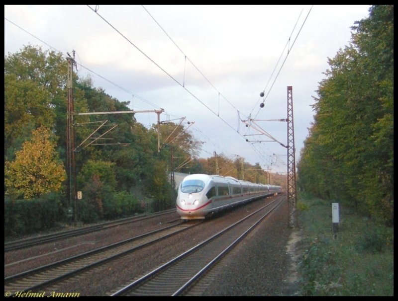 Auf der Strecke zwischen den Bahnhfen Frankfurt am Main-Louisa und Frankfurt am Main-Stadion waren 403 059 und 403 015 am Abend des 29.10.2006 durch den herbstlichen Wald unterwegs.