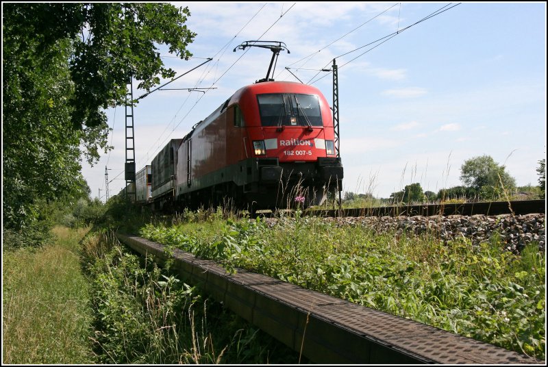 Auf der Suche nach einem neuen Fotopunkt hat es mich in die  Pampa  verschlagen. Drei Minuten nach der 1116 118 rollte  007  alias 9180 6 182 007-5-D-DB mit einem Kombizug nach Italien vorrber. (29.06.07)