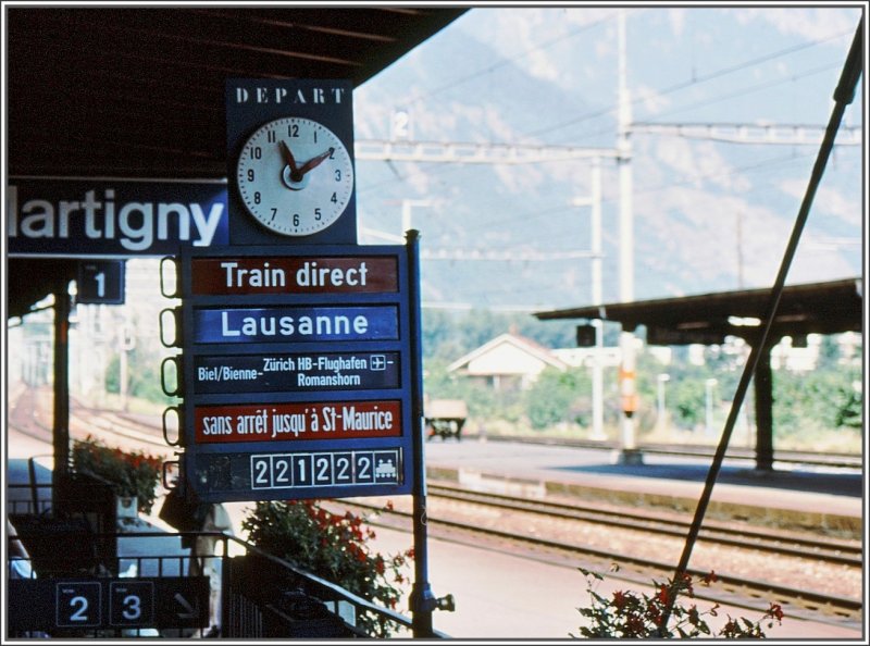 Auf diese sympathische Weise wurden noch im August 1994 in Martigny Kanton Wallis die Zge angekndigt. (Archiv 08/94)