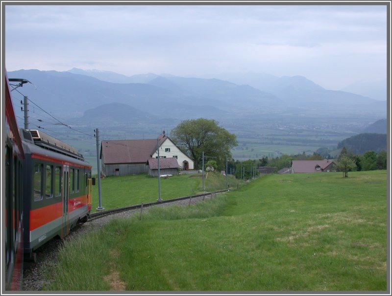 Auf Talfahrt von Gais nach Altsttten Stadt bei Warmesberg. Im Hintergrund erkennt man das Rheintal, das die Grenze zwischen St.Gallen und Vorarlberg bildet. Drei Kilometer Zahnstange System Strub erlauben eine maximale Steigung von 160 Promille. (07.05.2007)