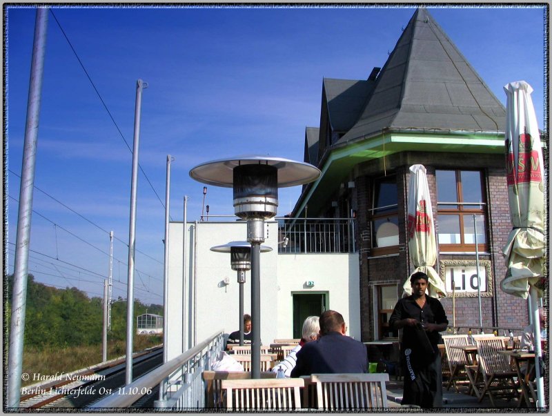 Auf der Terasse des  Cafe Stellwerk Lio . Nrdlich gibts hautnah Bahnverkehr, sdlich das Markttreiben und den Stadtverkehr.
