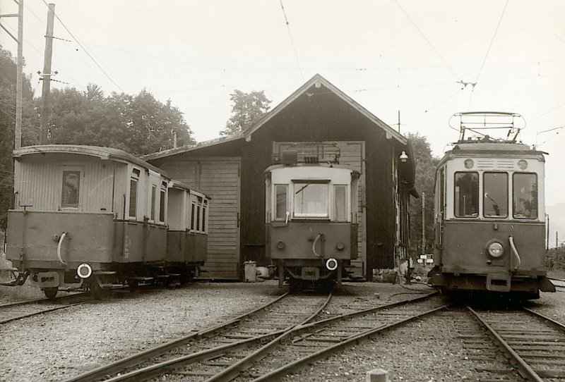 Auf der Vcklamarkt - Attersee Lokalbahn, Sommer 1970 - Original TW neben einem  modernen  TW.  Foto : J.J. Barbieux.