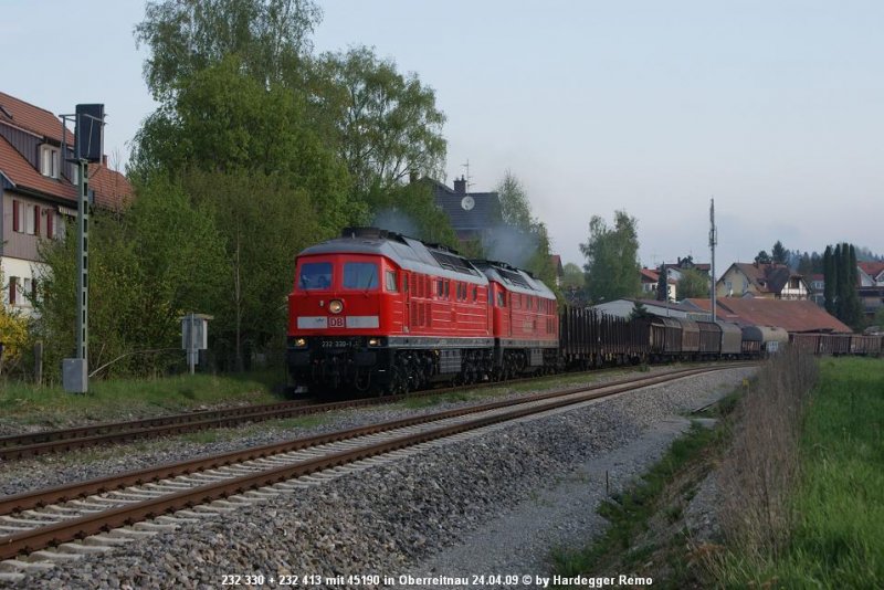 Auf den vorherigen 43192 etwas aufgelaufen, wird jetzt wieder beschleunigt. Und das lautstark, sehr zu meiner Freude.
232 330 + 232 413 heulen in Oberreitnau vorbei.
24.04.09