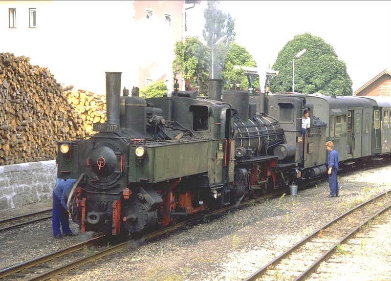 Auf der Waldviertler Bahn,Lok 298.207 mit 399.05 im September 1987 in Weitra.(Archiv P.Walter)
