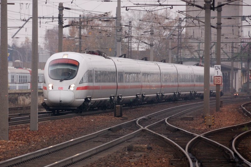 Auf der Westbahn weiterhin aktiv: Der ICE-T. In �sterreich merkt man scheinbar nichts von der Achs-Misere... auf DB-Gleisen herrscht Ersatzverkehr mit ICs... Hier die morgentliche Garnitur auf dem Weg von Wien nach Frankfurt/Main bei Durchfahrt von Amstetten, N�. (11. Nov. 2008).