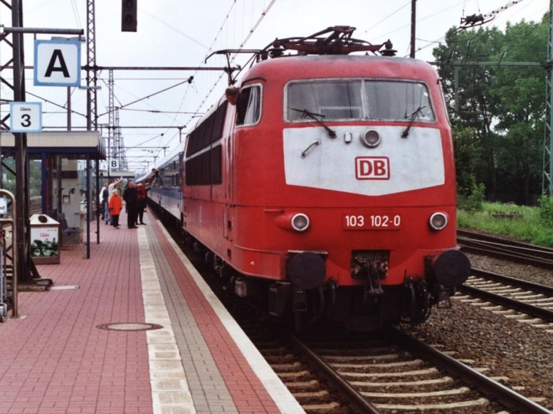 Auf Wiedersehen. 103 102-0 und ihre IR 2345 Wesertal Amersfoort-Berlin Ostbahnhof fahrt jetzt ab. Eine Aufnahme auf Bahnhof Bad Bentheim am 21-5-2000. Bild und scan: Date Jan de Vries. 
