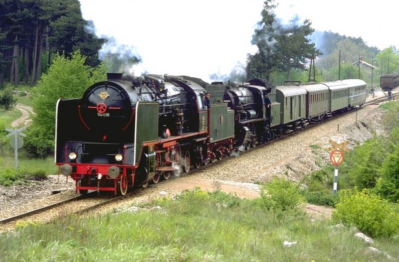 Auf der Wocheinerbahn im Mai 1989.Vorspannlok ist die 06-018 (Borsig,Berlin-Tegel 1930)vor der ehem.S�dbahnlok 03-002 (WLF 1914)Archiv P.Walter