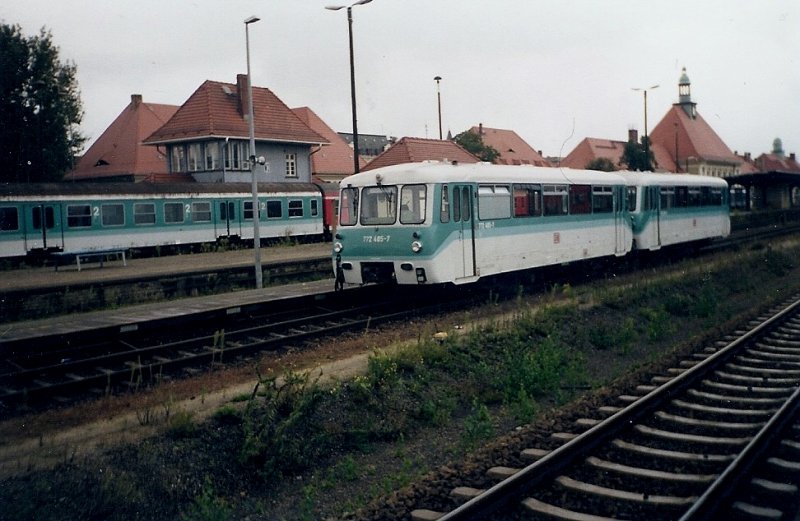 Auf Wunsch von Robin Dunkel:Ferkeltaxe 772 405 nach der Ankunft aus Zittau am 11.09.2001 in Grlitz.