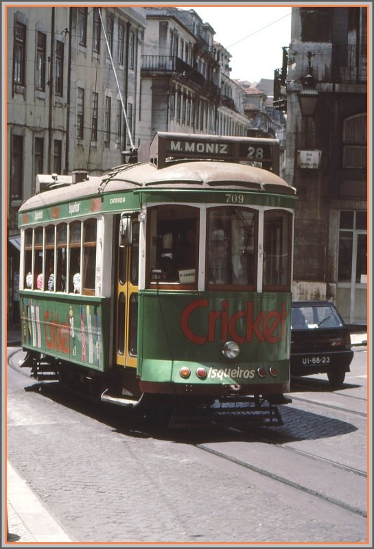 Auf der zum Teil sehr steilen Linie 28 m�ht sich der zweiachsige Strassenbahnwagen 709 ab. (Archiv 06/92)