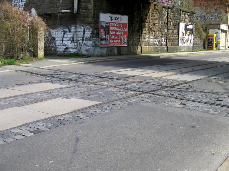 Auf der Zweinaundorfer Str. in Leipzig findet man diese Kreuzug von der  1458mm-Straenbahngleise und der Regelspuriger DR-Anschlugleise, 16.04.08