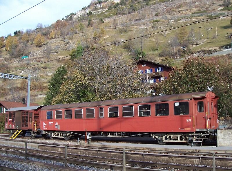 Aufenthaltswagen fr Bauarbeiter und Gertewagen am 11.11.2006 im Bahnhof Ausserberg.