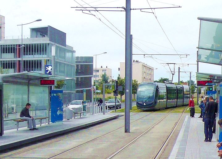 Auffllig sind die vielen Gleiswechselmglichkeiten. Im Bild ist Wagen 2507 etwas versptet an der Haltestelle Quatre Chemins in Mrignac eingetroffen und wechselt nun vorzeitig die Fahrtrichtung, wohl um wieder in die richtige Fahrplanlage zu kommen. 8.Juni 2009. 
