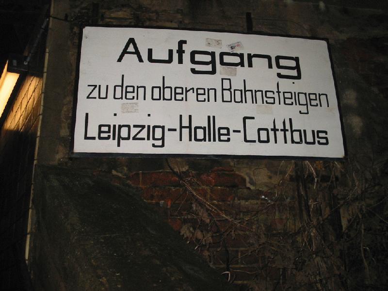 Aufgangsschild zum oberen Bahnhof in Falkenberg/Elster.