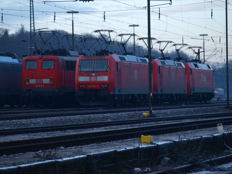 Aufgebgelte Loks am Westbahnhof Aachen. Die Stromabnehmer stehen alle oben um das einfrieren bei den eisigen Temperaturen zu verhindern
31.12.2008