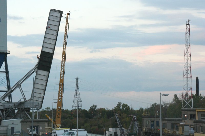 Aufgeklappte Eisenbahnbrcke ber den Welland-Kanal. Niagara-Falls am 3.10.2009.