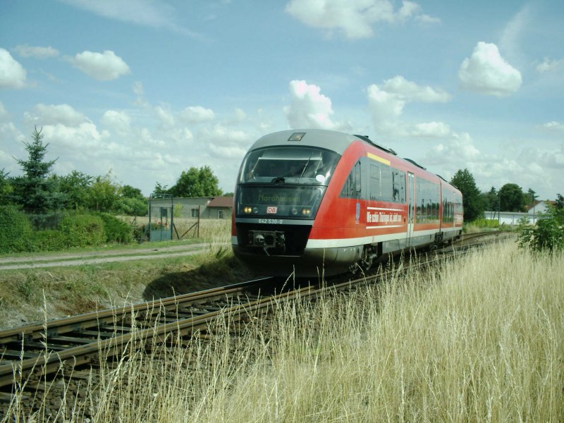 Aufgelauert und abgelichtet: Der Desiro 642 530-0, unterwegs zwischen Erfurt und Nordhausen, hier in Clingen. [03.08.06]