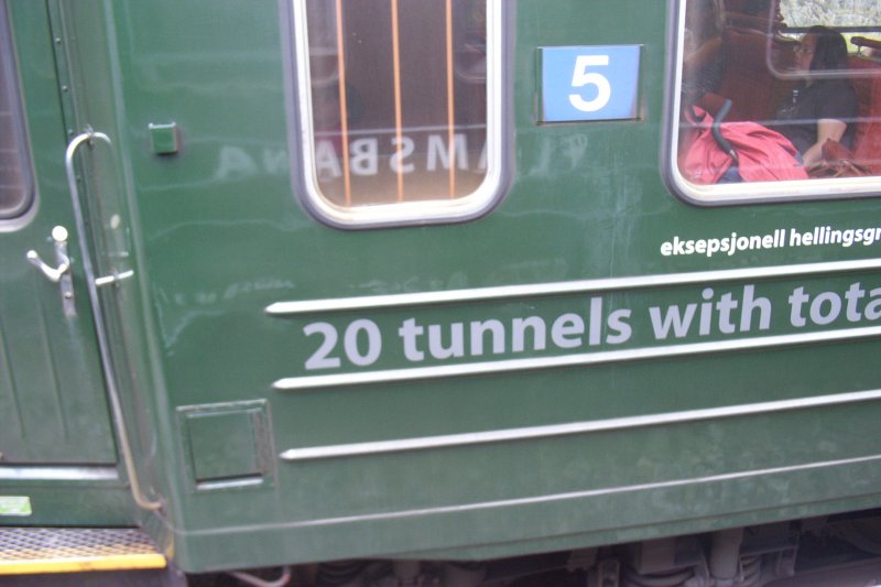 aufgenommen am 7.8.2007
ein Personenwagen mit dem Hinweis auf Streckenl�nge und Anzahl der Tunnel